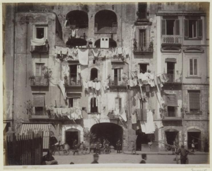 Woningen in Napels met buiten hangende was. Source: Giorgio Sommer, ca. 1893 - ca. 1903, Rijksmuseum Amsterdam.